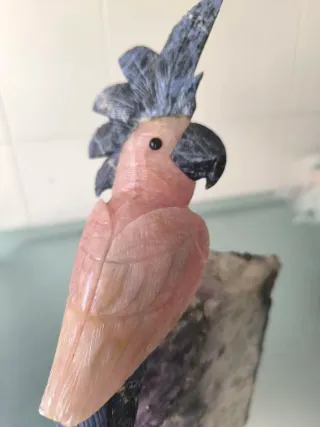 Figura Loro cuarzo rosa sobre geoda amatista