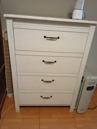 Mueble organizador negro con detalles rojos