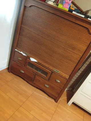 Mueble organizador negro con detalles rojos