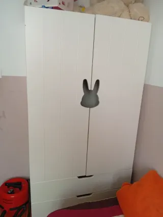 Mueble organizador negro con detalles rojos