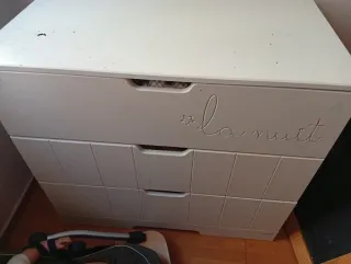 Mueble organizador negro con detalles rojos