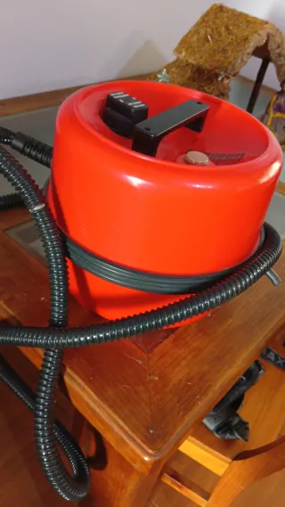 Mueble organizador negro con detalles rojos