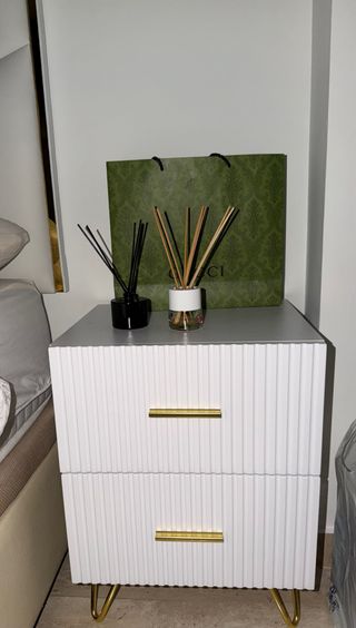 Mesitas de noche blancas y doradas