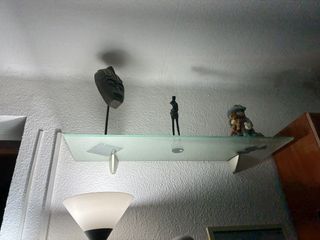 Estante de cristal flotante vendo por mudanza.