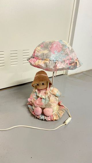 Lámpara infantil de muñeca floral