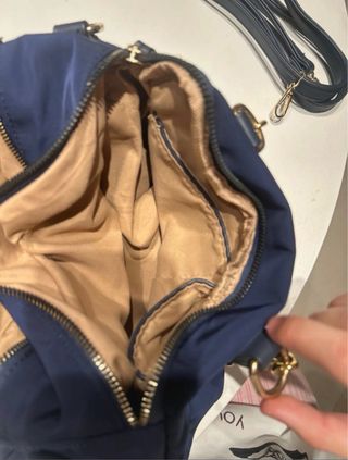 Bolso azul marino de hombro con cadena dorada