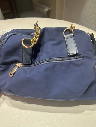 Bolso azul marino de hombro con cadena dorada