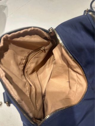 Bolso azul marino de hombro con cadena dorada