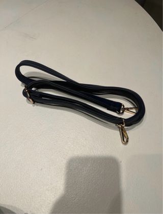 Bolso azul marino de hombro con cadena dorada