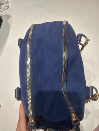 Bolso azul marino de hombro con cadena dorada