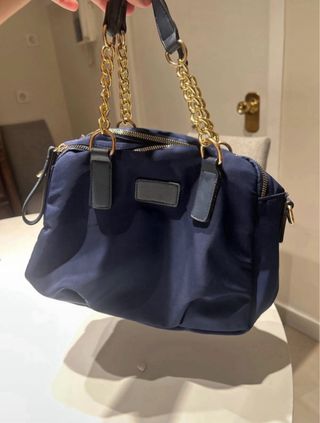 Bolso azul marino de hombro con cadena dorada