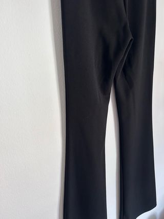 Pantalón negro acampanado Stradivarius