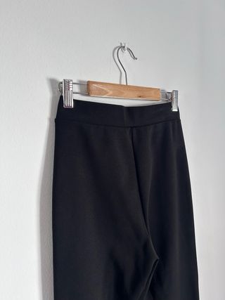 Pantalón negro acampanado Stradivarius
