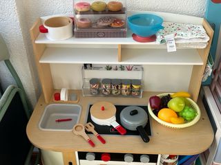 Cocinita de madera con carrito y accesorios