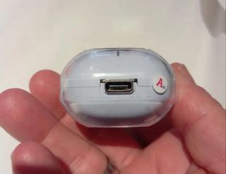 Fones de ouvido azuis e brancos por Bluetooth