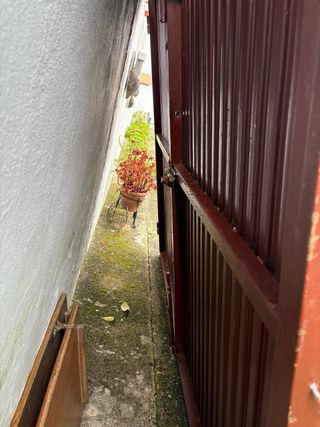 Puerta de postigo marrón  2,34 ancho 2,14 alto