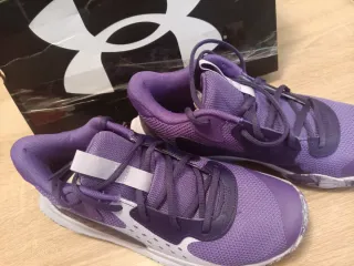 Zapatillas Under Armour Moradas y Blancas