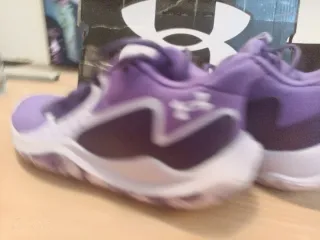 Zapatillas Under Armour Moradas y Blancas