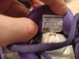 Zapatillas Under Armour Moradas y Blancas