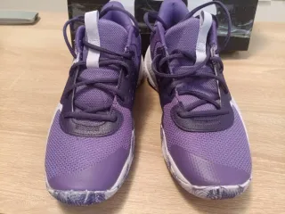 Zapatillas Under Armour Moradas y Blancas