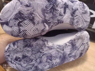 Zapatillas Under Armour Moradas y Blancas