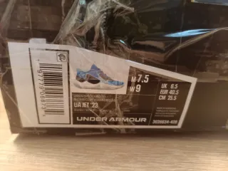 Zapatillas Under Armour Moradas y Blancas