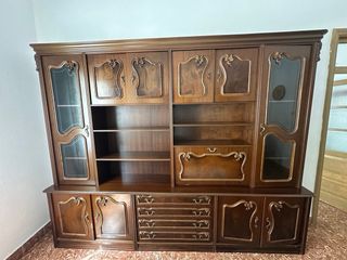 Mueble de madera y cristal