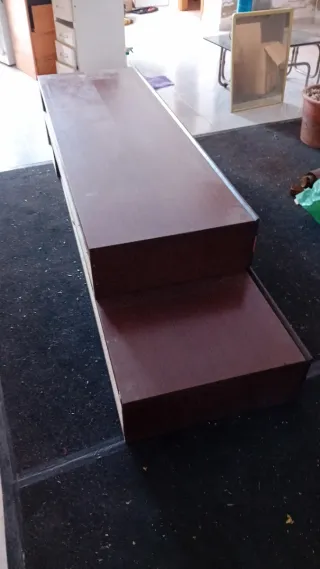 Mueble modular salón wengué con detalles rojos