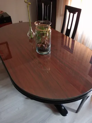 Mesa Salón Negro y Burdeos