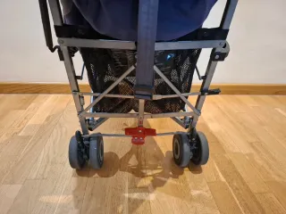 Silla de paseo ligera MACLAREN y su protector.