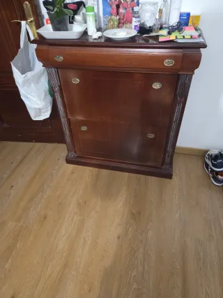 Zapatero de madera marrón