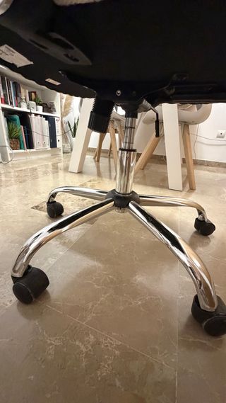 Silla de oficina ergonómica blanca