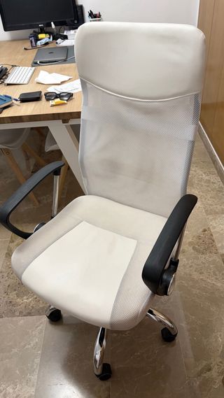 Silla de oficina ergonómica blanca
