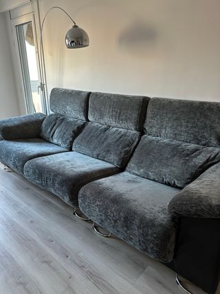 Sofá de tela gris y negro