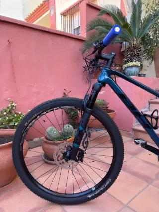 Bicicleta de montaña azul