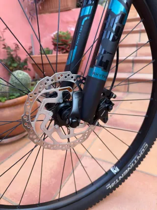 Bicicleta de montaña azul