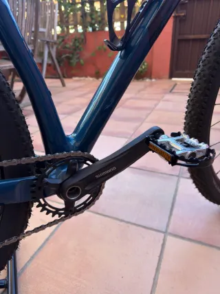 Bicicleta de montaña azul