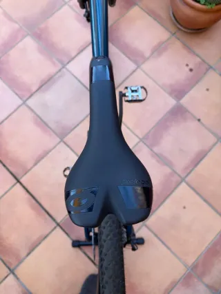 Bicicleta de montaña azul