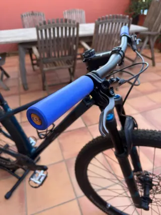 Bicicleta de montaña azul