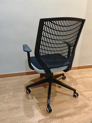 Silla de oficina ergonómica negra