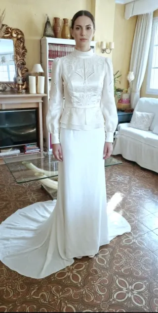 Falda artesanal crema marfil con botones d perlas