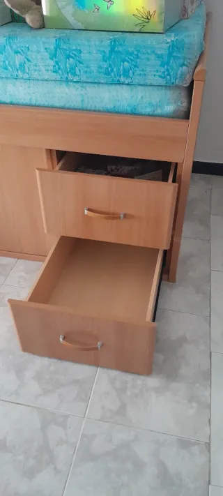 Cama de persona con almacenamiento