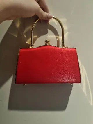 Bolso de fiesta rojo con detalles dorados