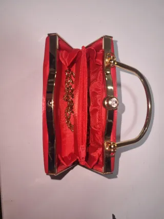 Bolso de fiesta rojo con detalles dorados