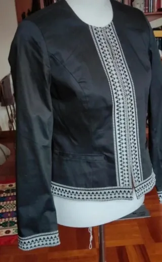 Giacca donna nera con ricami bianchi