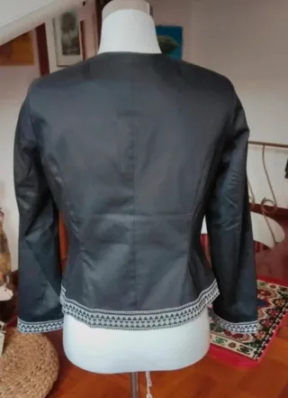 Giacca donna nera con ricami bianchi