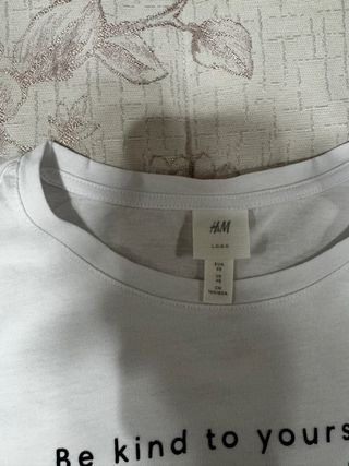 Camiseta H&M blanca con mensaje