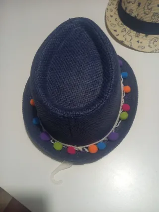 Sombrero de verano azul con pompones