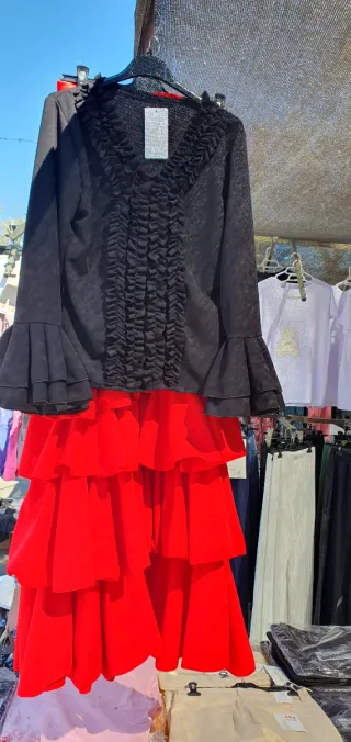 Blusa flamenca de encaje con volantes