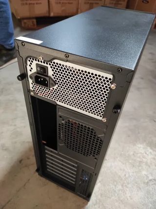 Caja PC Hiditec con Fuente de Alimentación